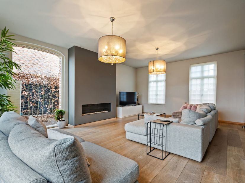 In een rustige en residentiële straat in Westmeerbeek bevindt zich deze charmante villa waar comfort, ruimte en privacy perfect in balans zijn. Een ei