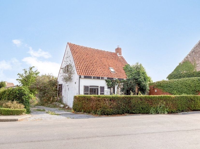 Gelegen in een prachtige omgeving ....<br />
Deze volledig te renoveren woning is gelegen in een heel rustige buurt maar toch in de nabijheid van bela