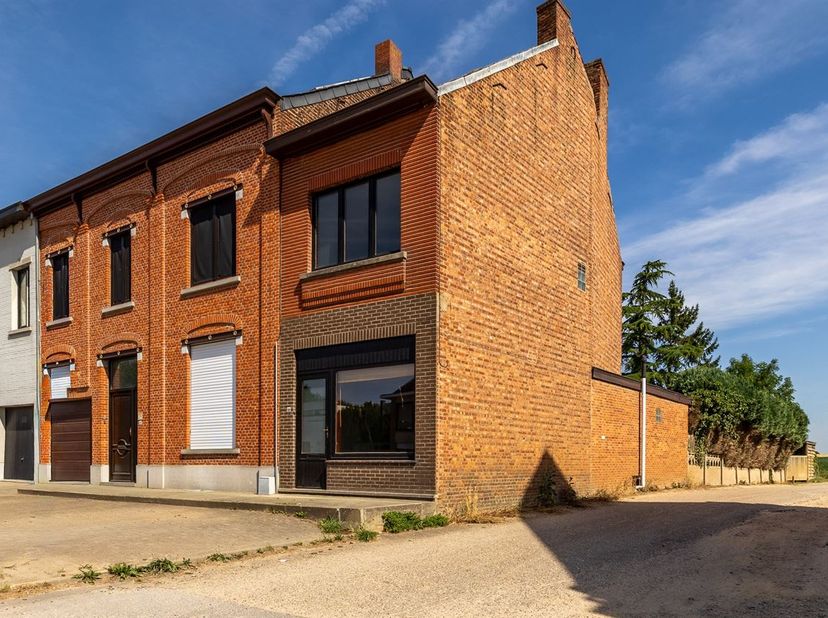 Ontdek deze charmante woning op de Diestsestraat in Scherpenheuvel, een ideale opportuniteit voor wie op zoek is naar een thuis die nog volledig naar