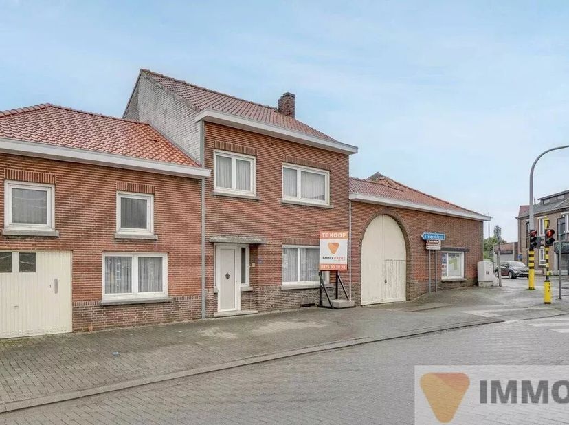 Deze hoeve met gesloten karakter is gelegen in de Mopertingenstraat 1 in Bilzen (Mopertingen) en heeft een straatbreedte van 25,65 meter en een diepte