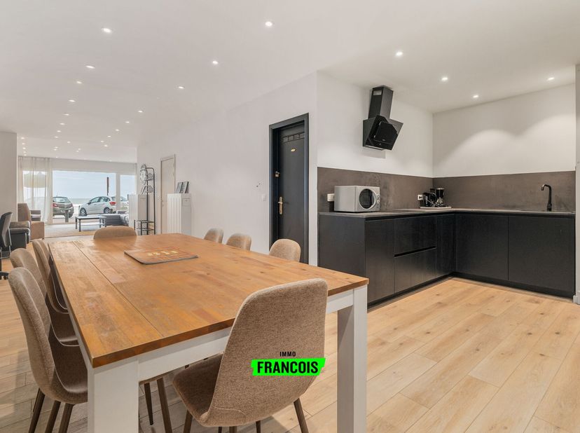 En entrant dans cet appartement, vous êtes immédiatement accueilli par un espace de vie exceptionnellement vaste, qui constitue le cur battant du loge