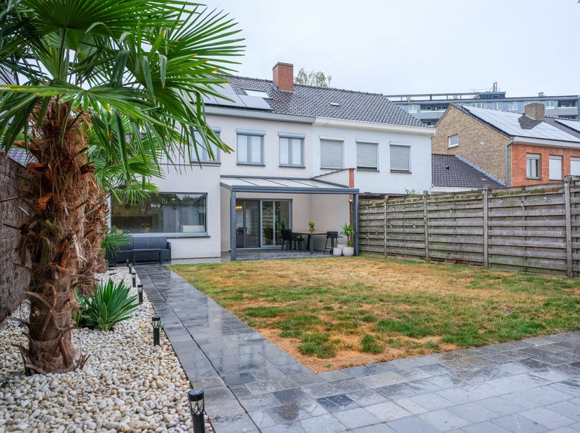 Deze charmante woning bevindt zich in het rustige Kuurne, op een perceel van 284,60 m². Met een bewoonbare oppervlakte van 190 m² biedt ze voldoende r