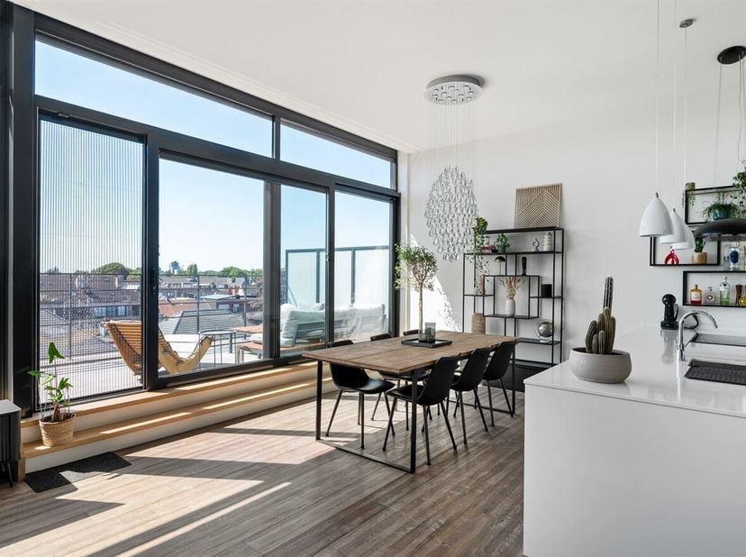 Exclusief appartement met 2 slaapkamers, 2 ruime terrassen en autostaanplaats<br />
Ligging:<br />
Het appartement bevindt zich op een gunstige locati