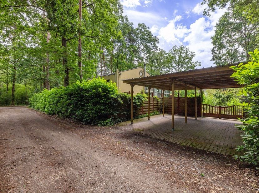 Vakantiewoning met 2 slaapkamers, mezannine en bureau op 1908m². <br />
Rustig en groen gelegen te Westmeerbeek, met alle faciliteiten in de nabije o