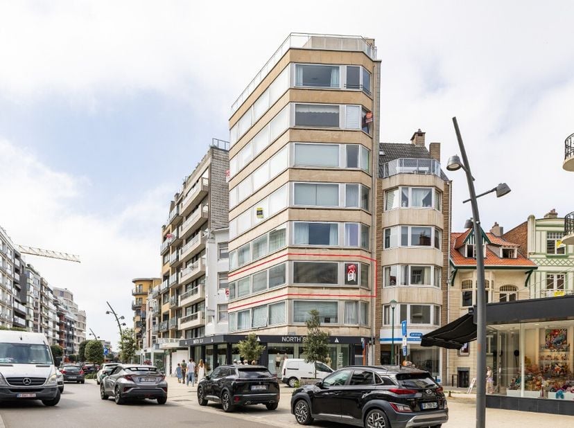 De Panne: Ruim 2-slaapkamerappartement in het bruisende centrum! Op zoek naar de perfecte combinatie van ligging, ruimte en potentieel? Dit heel ruime