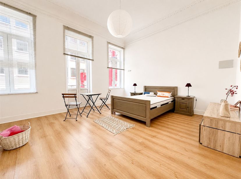 Situé rue de Pascal 12 à 1040 Bruxelles, à seulement quelques pas du Marché européen et des institutions européennes, cet agréable appartement meublé