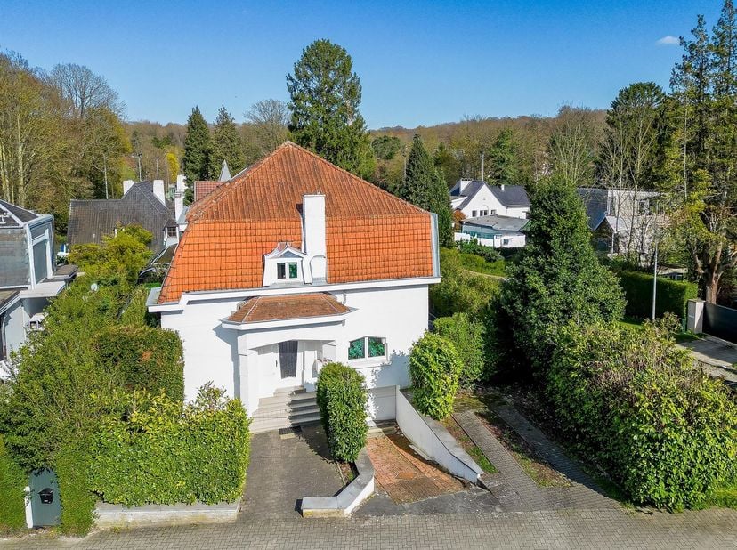 Property One, votre partenaire immobilier à Uccle, vous propose une charmante villa avec jardin idéalement située dans le quartier prisé du Fort-Jaco,