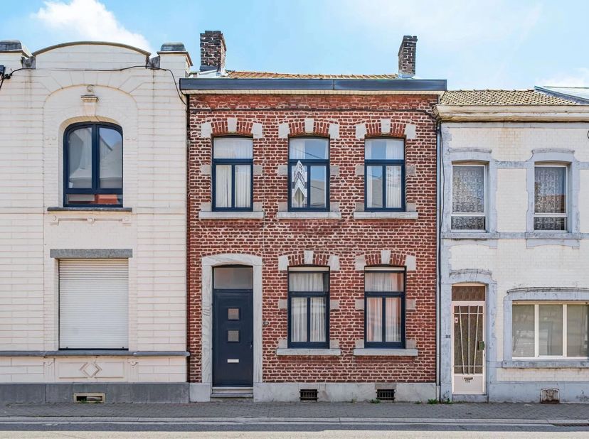 Renseignements au 0478/62.24.52 - B. Jacquemin (IPI 515531). EBIMMO vous présente à la vente cette maison 2 façades située à LIERS (HERSTAL), à proxim