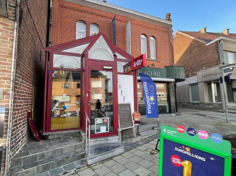 Dit handelsgelijkvloers met bovengelegen (duplex) appartement bevindt zich in de dorpskern van Moerbeke (nabij bakkers, een slagerij, een buurtsuperma