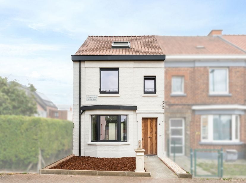 Deze volledig gerenoveerde woning, gelegen in de Ernest Solvaystraat 2 te Ronse, combineert een praktische indeling met hedendaags wooncomfort.<br />