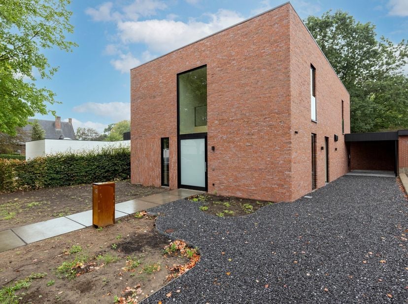 Huurprijs: 2.150 EUR per maand<br />
Kosten plaatsbeschrijving zijn 50/50 te delen door huurder en verhuurder<br />
Huurwaarborg = 3 maanden huur<br /