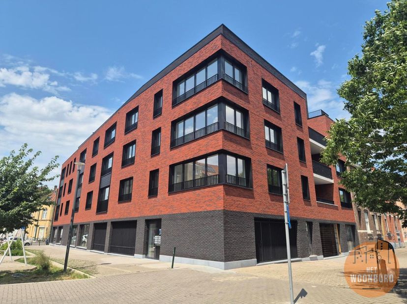 Bezoeken kunnen uitsluitend worden aangevraagd via onze website: www.hetwoonburo.be. Klik bij het pand op "Maak een afspraak".<br />
Philippe Thysstra