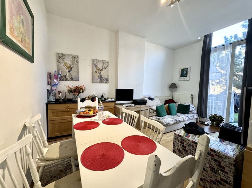 In een levendige omgeving en vlakbij alle winkels en openbaar vervoer, op een steenworp afstand van de Brugmannlaan, ligt dit appartement op de 1e ver