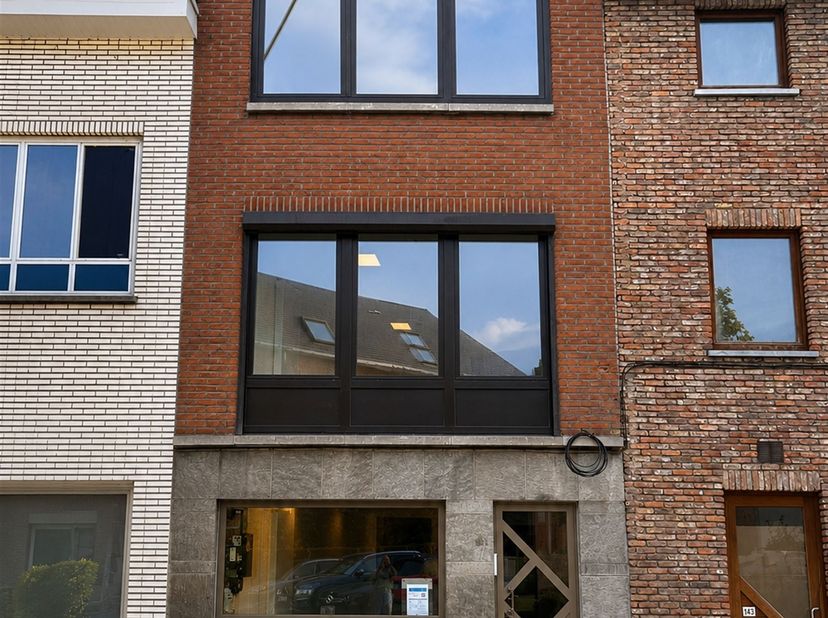 Bent u op zoek naar een instapklare woning waar wonen en werken perfect samengaan?<br />
Dan is deze gerenoveerde stadswoning zeker een bezoek waard.