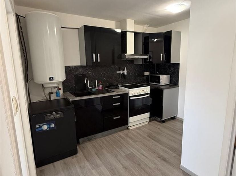 Te huur Appartement met 2 slaapkamers in Sint-Truiden<br />
Dit appartement, gelegen aan de Stationsstraat 34 te Sint-Truiden, bevindt zich op de 3de
