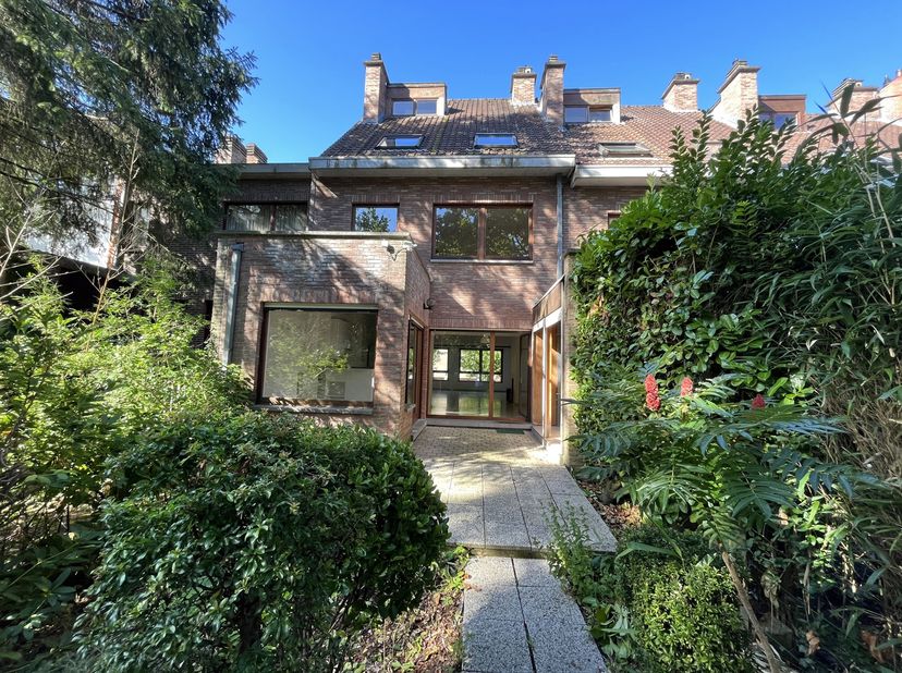 UCCLE/PAPENKASTEEL - Ideally located close to the Lycée Français, pleasant house offering 289 m² of living space. Ground floor: entrance hall with che