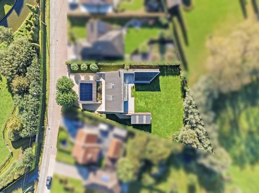 Deze ruime villa met een aparte praktijkruimte en extra bijgebouw is gelegen op rustige ligging te koop in Sint-Baafs-Vijve. De woning beschikt over 4