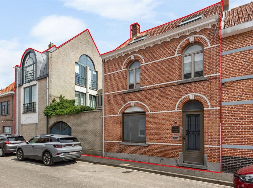 Zeer ruime woning met 5 slaapkamers, praktijkmogelijkheden en gezellige binnentuin<br />
Ligging<br />
Deze woning is gelegen in een rustige straat in