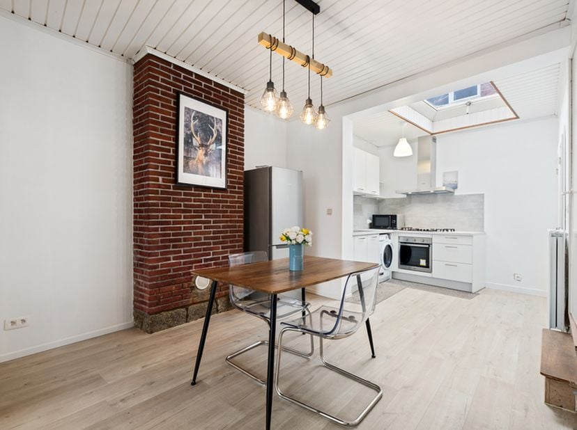 Instapklare woning met drie à vier slaapkamers op fietsafstand van Gent- centrum, nabij Pierkespark.<br />
Indeling: Inkomhal met berging onder de tra