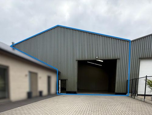                                         Magazijn zonder bureel te huur in Lanaken, € 1.600
