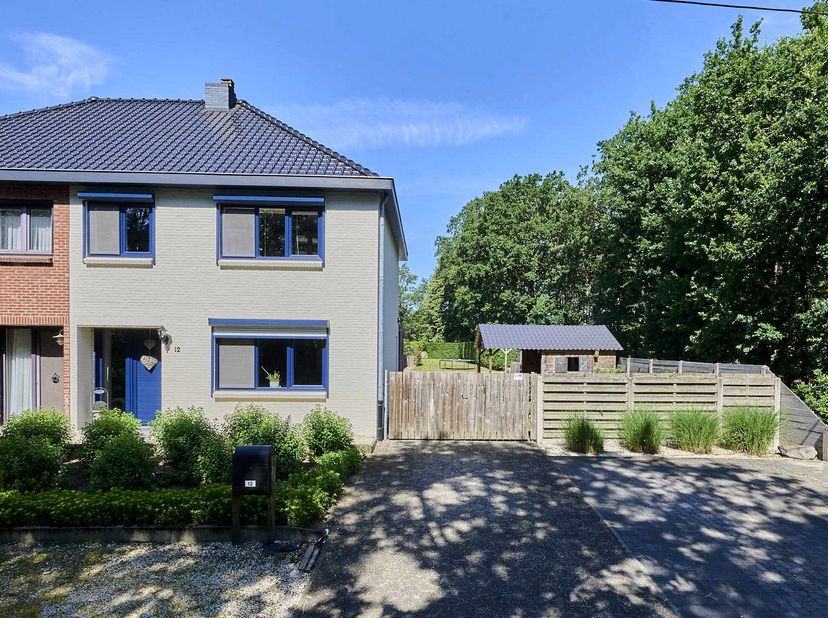 Gerenoveerde prachtig groen gelegen gezinswoning in Eksel. Deze woning is voorzien van 3 slaapkamer een ruim perceel van 12 are. Door de huidige eigen