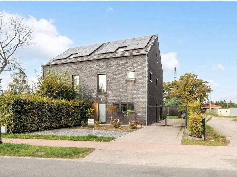 TE KOOP – Moderne en energiezuinige halfopen woning in Kerkhoven, 3920 Lommel<br />
<br />
Op zoek naar een ruime, energiezuinige woning waar rust, pr