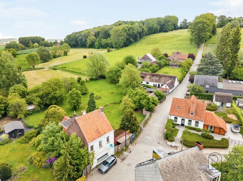Uniek gelegen bouwgrond (af te breken woning - heropbouw aan 6% BTW mogelijk!) van 4000m2, aan de voet van de Koppenberg. <br />
Prachtige zichten ron