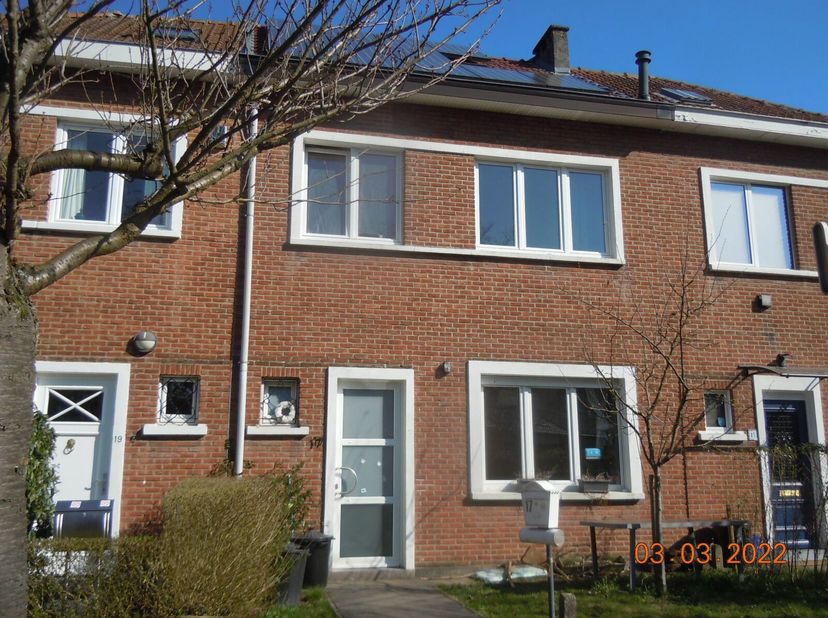 Huis met 2 gevels, 2 slaapkamers, 111m2, rustig en licht. Uitgebreide keuken, ruime woonkamer, bamboe parket, bureau, grote veranda, kleine tuin, badk