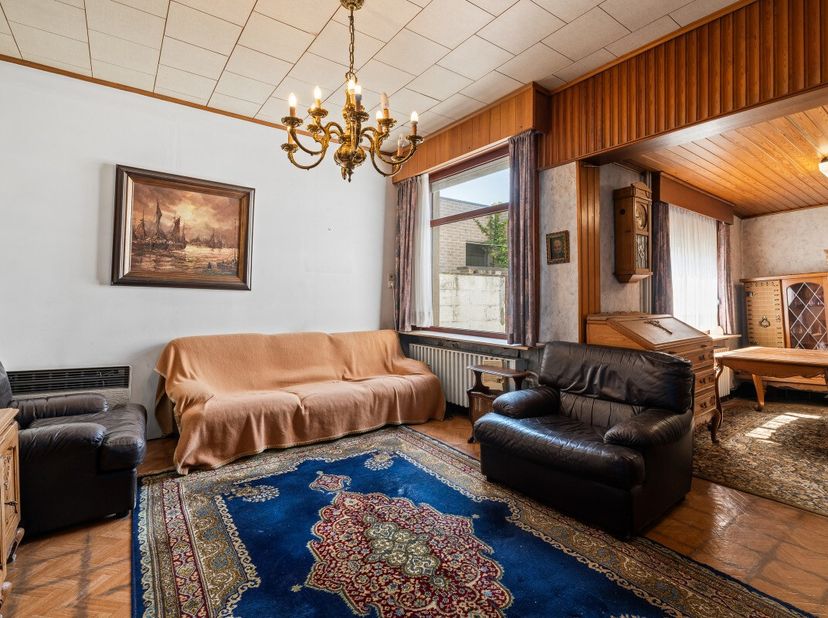 Bent u op zoek naar een woning die u volledig naar uw eigen smaak kunt renoveren? Dan is deze halfopen bebouwing in het charmante Waarschoot precies w