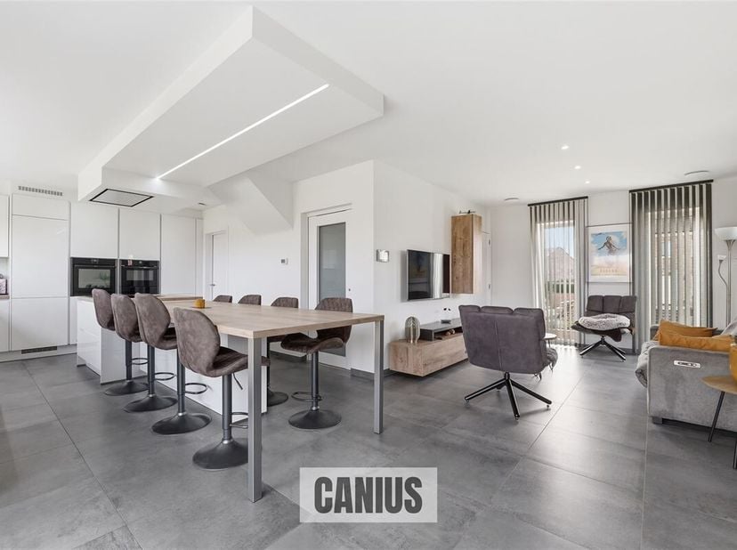 STIJLVOLLE, ENERGIEZUINIGE WONING MET LIFT EN 3 SLAAPKAMERS EN PRACHTIGE TUIN NABIJ CENTRUM LANDEN<br />
Bent u op zoek naar een instapklare, energiez