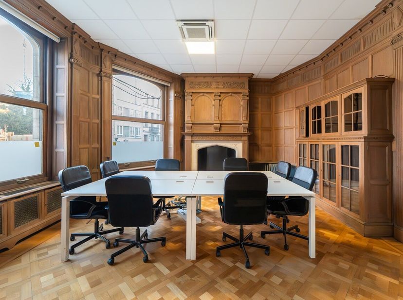 Situé à langle des rues Vleurgat et Américaine, entre lavenue Louise et le Châtelain, remarquable hôtel particulier de 1912 de ± 1.100 m², entièrement