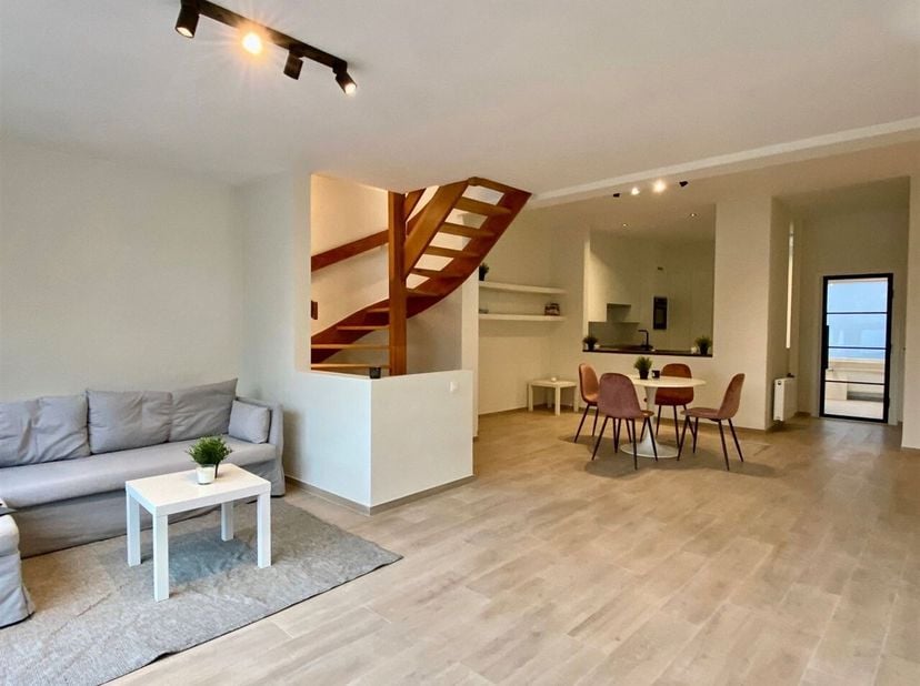 Ruime pal in het CENTRUM gelegen WONING met 4 SLK, TUIN en ZONNEPANELEN ! Rustig en aangenaam gelegen doch pal in het CENTRUM. Aangelegd TERRAS en TUI