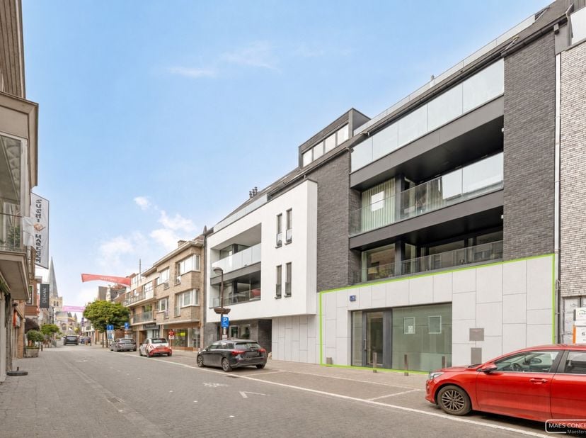 Ben je op zoek naar een handelspand pal in het centrum van Waregem? Dan biedt deze instapklare handelsruimte van ca. 150 m² heel wat mogelijkheden! Di