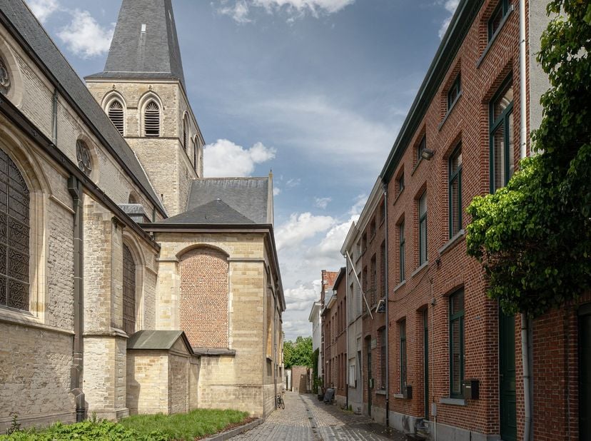 Charmante en volledig instapklare woning in het hart van Mechelen, gelegen aan het gezellige Sint-Katelijnekerkhof. Deze karaktervolle woning werd gro