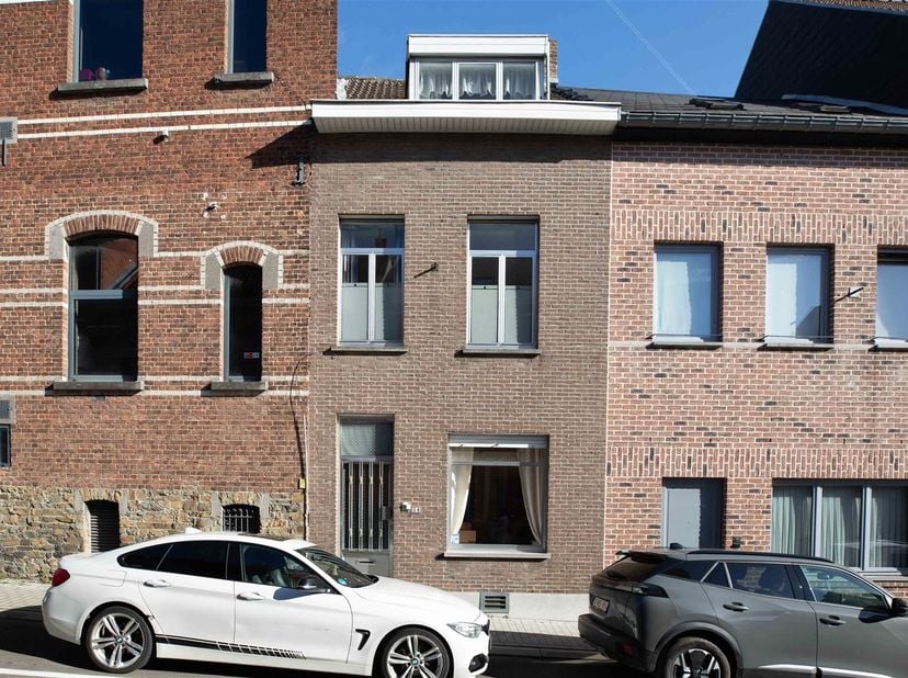 Authentieke stadswoning met 4 slaapkamers in hartje Tongeren <br />
<br />
Omgeving:<br />
+ Gelegen in het centrum van Tongeren<br />
+ Op wandel