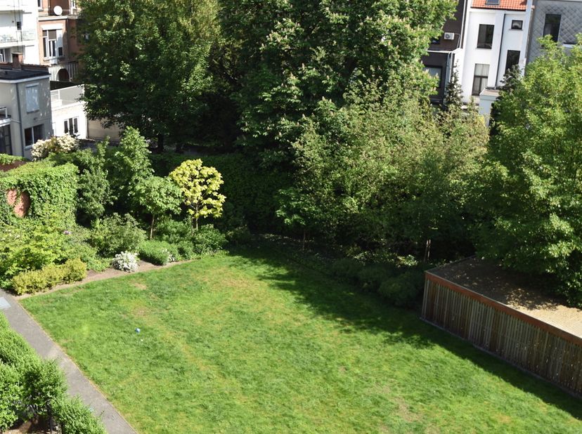 Appartement gelegen in Residentie Beethoven met mooi zuid terras en parkeergelegenheid. <br />
Indeling: Inkomhal met gastentoilet en handenwasser. Va