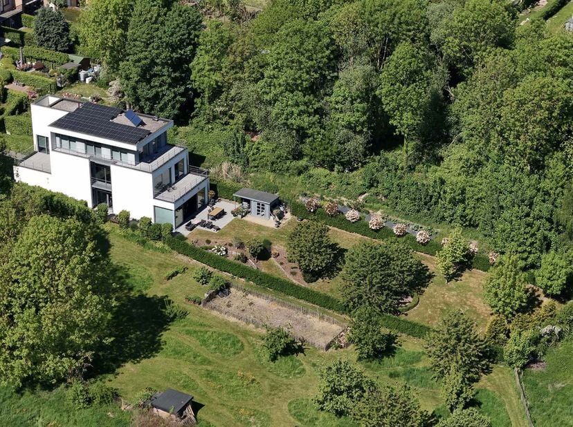 Exceptionele VILLA met 4 slpk./3 badk./bureau/binnenzwembad, parkeerplaatsen en dubbele garage. Gelegen op een achterliggend terrein, aan de rand van