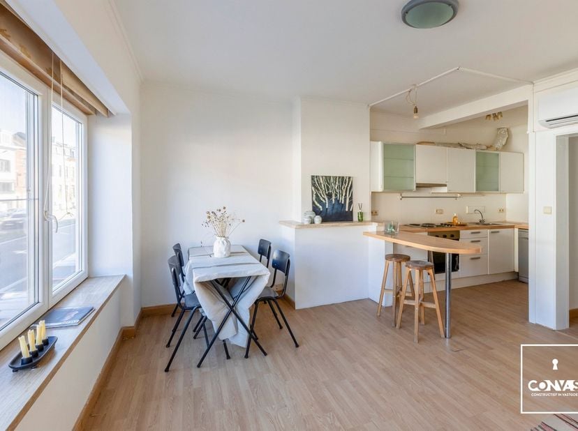 Dit appartement is gelegen aan de binnenring van Gent, waardoor u een vlotte verbinding heeft naar Gent Centrum, de R4 en N9. Daarnaast zijn verschill