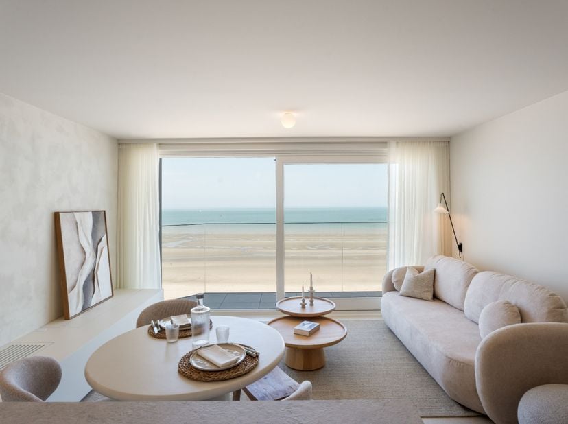 Luxueus gerenoveerd appartement met hoogwaardige materialen, maatwerk en een verfijnde afwerking. Gelegen op de 10e verdieping geniet u hier van een a