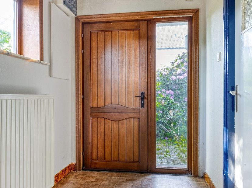 Deze ruime woning met een bewoonbare oppervlakte van ca. 238 m² biedt tal van mogelijkheden en is rustig gelegen in een groene omgeving, vlak bij de n