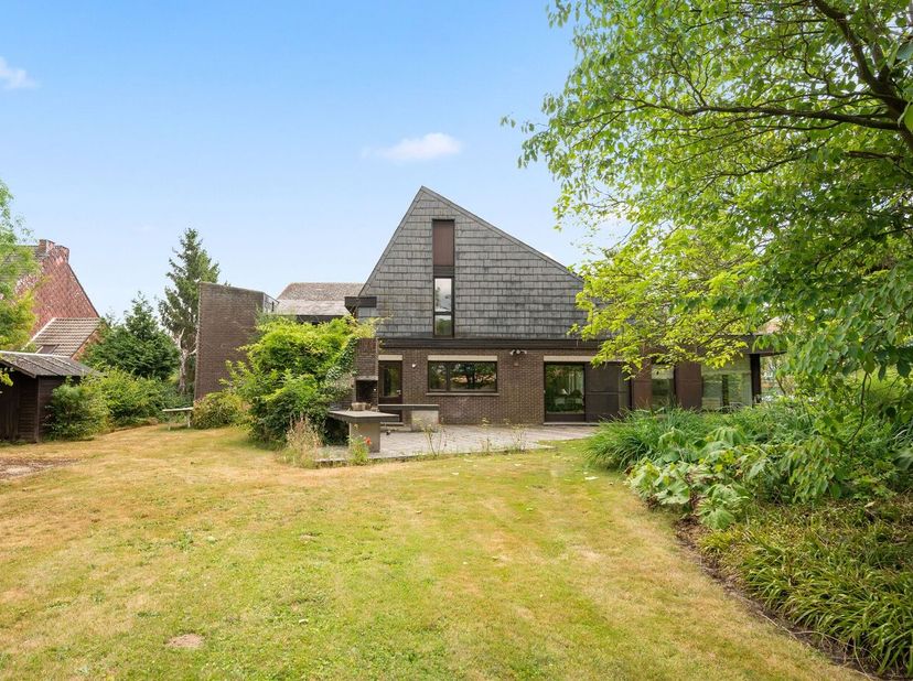 Deze bijzonder knappe en originele woning geniet van een uitzonderlijke ligging in het charmante Hoegaarden, een gemeente die bekendstaat om haar groe