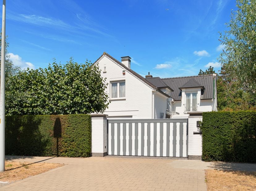 Villa “Passiflore” is een ruime alleenstaande villa, rustig gelegen in de Keuvelhoekstraat, vlak bij de Royal Zoute Golf Club, het Koningsbos en de Ka