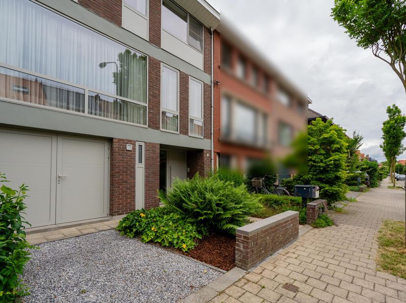 Uitzonderlijk ruime gezinswoning met 5 slaapkamers, inpandige garage en uitstekende energetische score. Deze degelijke bel-etage (BJ 1964) biedt ruimt