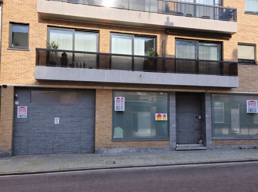 Dit prachtig gelijkvloers appartement met ruime loods te Izegem combineert comfort, ruimte en functionaliteit op een toplocatie in het centrum, vlakbi