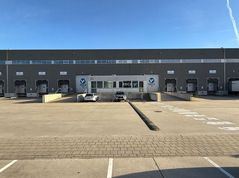 Uitstekend gelegen logistiek bedrijfsgebouw van 5.646 m² met 733 m² mezzanine beschikt over een vrije hoogte van maar liefst 10,10 meter en 6 laadkade