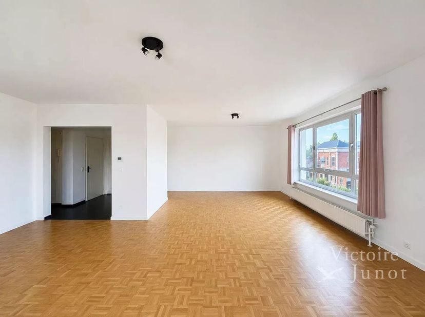 Voorgesteldt door Debora Peruch : debora.peruch@victoire.be<br />
Victoire Junot biedt u dit ruime appartement van ± 140 m² aan, ideaal gelegen in de