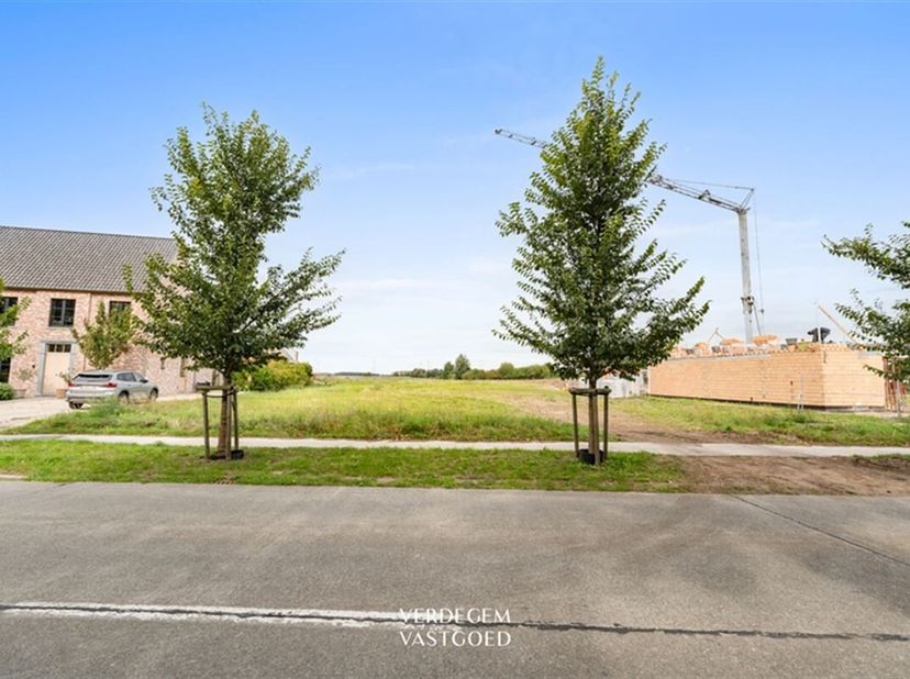 Emplacement<br />
Près de l'ancienne voie ferrée, une belle piste cyclable qui mène de Lembeke à Eeklo.<br />
Proche des écoles, des magasins, des sup