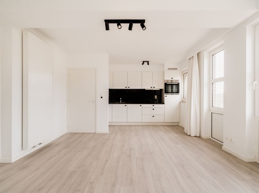 Warm, gezellig en volledig gerenoveerd appartement met 2 slaapkamers en 2 autostaanplaatsen in centrum Bilzen<br />
<br />
Op een uitstekende locatie