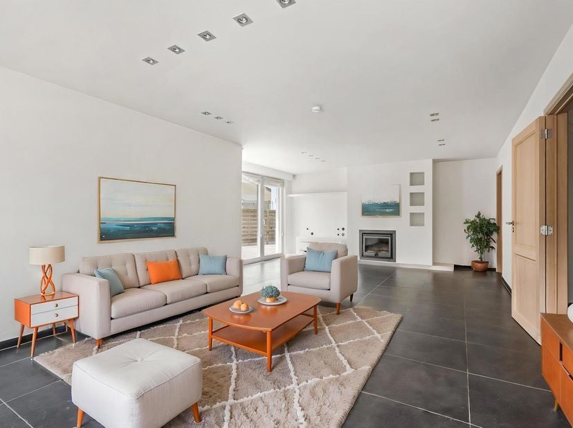 Deze gerenoveerde woning heeft een bewoonbaar oppervlak van maar liefst 403 m2. Er is een badkamer gelijkvloers aanwezig en er kan mits kleine aanpass