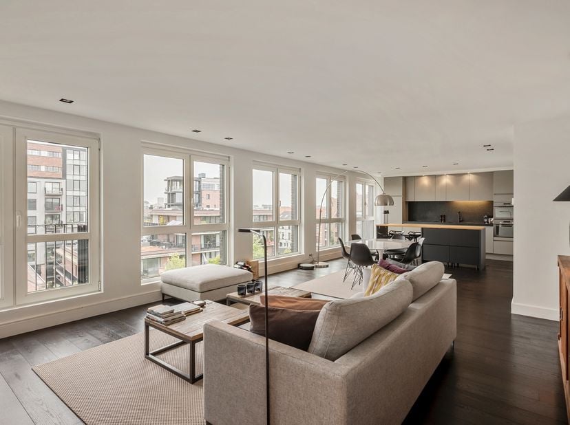 Instapklaar 2-slaapkamerappartement met panoramisch uitzicht en zuidwestgericht terras<br />
- KIJKDAG 15/08 -<br />
Dit prachtige appartement op de v